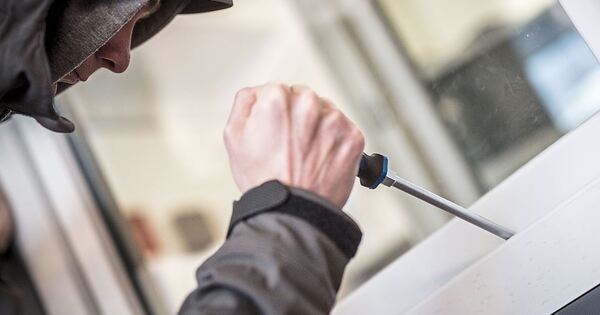 -bers-Fenster-eingestiegen-Einbrecher-stehlen-in-Poppenweiler-Schmuck