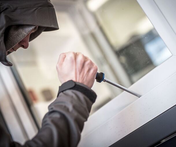 Die Einbrecher hatten nach den Feststellungen des Gerichts nicht nur hohe Beute gemacht, sondern auch große Schäden angerichtet.