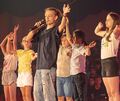 Die Chor-AG gemeinsam mit Dominik Karendinakis bei ihrem Auftritt.