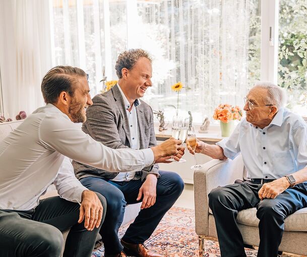 Karl Maier (rechts) an seinem 100. Geburtstag mit OB Matthias Knecht (Mitte) und IHK-Präsident Julian Pflugfelder.