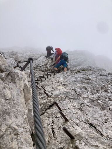 Bergsteiger am Klettersteig