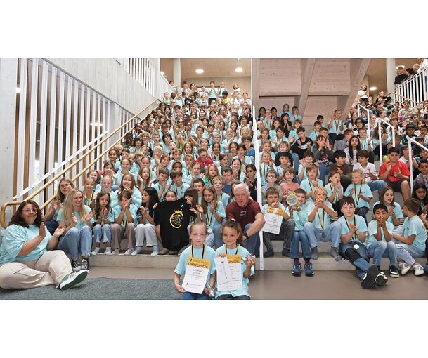 Gerhard Petermann, Organisator des Barocklaufs, brachte den Pokal an die Fuchshofschule, wo er begeistert entgegengenommen wurde. Für Heidi Hermann (3. Platz, weiblich U8) und Jolie Lechner (1. Platz weiblich U8) gab es eine besondere Auszeichnung.