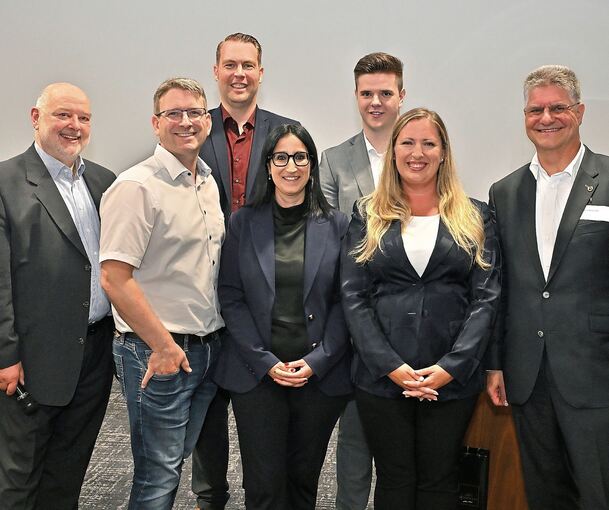 Der ehemalige Vorsitzende Stephan Wolf (rechts) und sein Stellvertreter Ralf Siegmund (links) flankieren den neuen BdS-Vorstand mit der Vorsitzenden Jessica Kauffmann (2.v.r.), ihren zwei Stellvertretern Dennis Lohmann (2.v.l.) und Rüdiger Netzel (3.