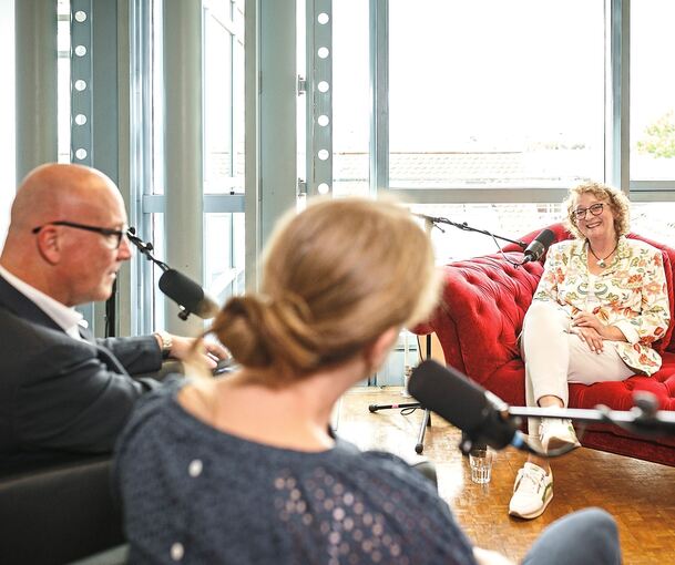 Petra Herrling (rechts) auf der LKZ-News Couch im Gespräch mit Ulrike Trampus und Stephan Wolf