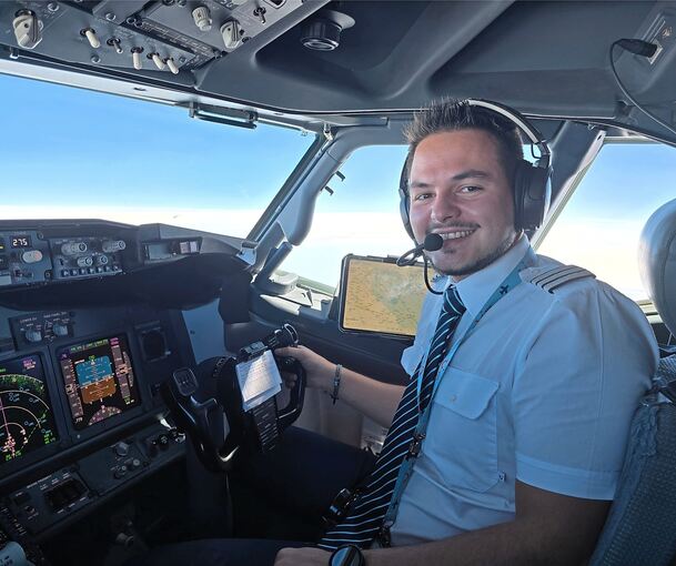 Ab und zu meldet sich Pilot Jonas Stein auf Schwäbisch aus dem Cockpit.