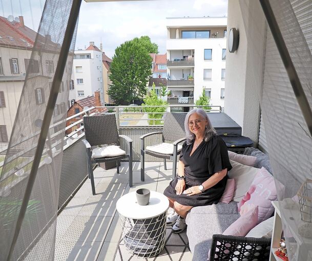 Efrosini Merico auf dem Balkon ihrer schicken Zwei-Zimmer-Wohnung. Hier kann sie nach einem trubeligen Arbeitstag noch die Sonne genießen.