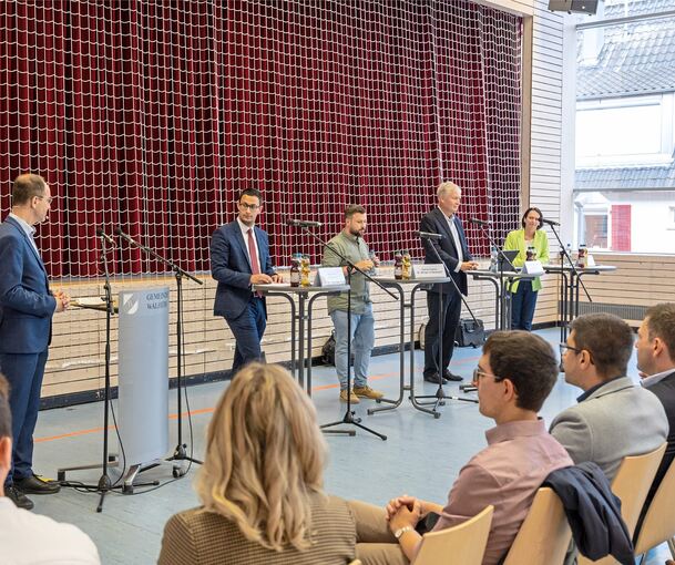 Hochkarätiges Podium (von links): Moderator Thorsten Frank, Bürgermeister Christoph Herre, BI-Vertreter Patrick Kühnle, EnBW-Vorstand Peter Heydecker und Regierungspräsidentin Susanne Bay.