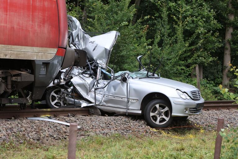 Junge und Mann sterben bei Zusammenstoß von Zug und Auto Junge und Mann sterben bei Zusammenstoß von Zug und Auto