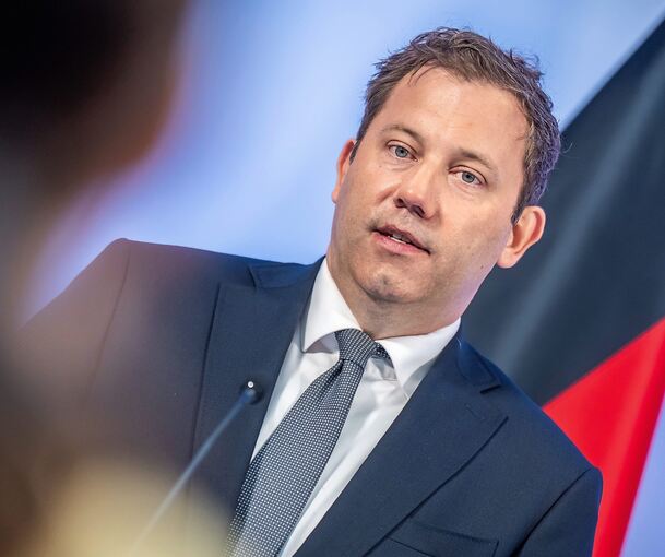 Hat in stürmischen Zeiten den Bundeshaushalt zu bewerkstelligen: Finanzminister und Vizekanzler Lars Klingbeil (SPD).