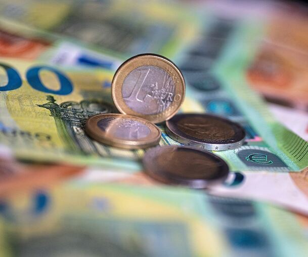 Der Kreis und seine Städte und Gemeinden sind unter Druck: Höhere Gebühren sollen für zusätzliche Einnahmen sorgen, Leistungen werden gekürzt.