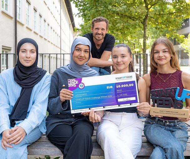Gruppenbild mit Scheck über 10.000 Euro: Sireen Habboush, Enise Karaboga, Bianca Bechtle und Mira Wittbrodt (von links) und ihrem Wirtschaftslehrer Stefan Geiger.