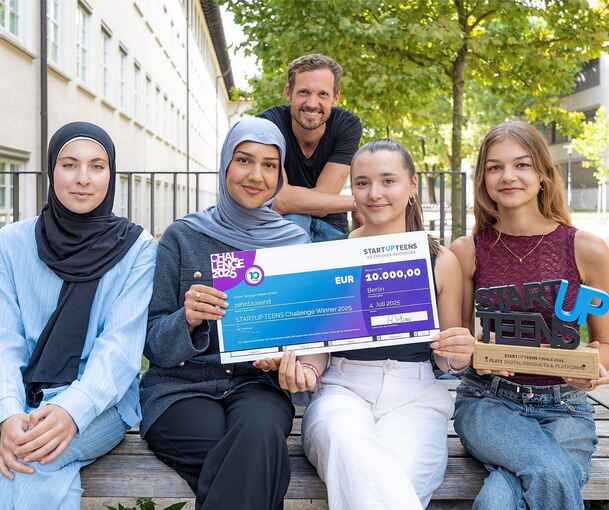 Die Schülerinnen haben im vergangenen Schuljahr mit ihrem „Smart Career Coach“ 10.000 Euro bei einem Wettbewerb gewonnen.