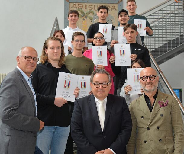 Die ausgezeichneten Schülerinnen und Schüler zusammen mit Vertretern des Rotary Clubs und der Schulleitung des BSZ.