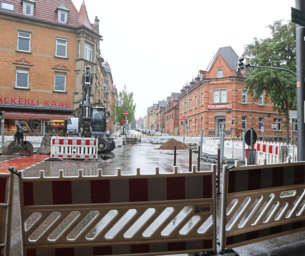 Hier ist vom Bahnhof kommend kein Durchkommen: Die Baustelle am Ende der Pflugfelder Straße reicht bis in die Hoferstraße.