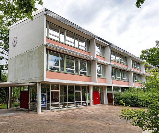 Die Eichendorffschule ist mehr als 60 Jahre alt und sanierungsbedürftig. Jetzt soll zumindest ein Sonnenschutz an den Fenstern der Südfassade angebracht und eine PV-Anlage installiert werden.