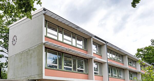 Die Eichendorffschule ist mehr als 60 Jahre alt und sanierungsbedürftig. Jetzt soll zumindest ein Sonnenschutz an den Fenstern der Südfassade angebracht und eine PV-Anlage installiert werden.