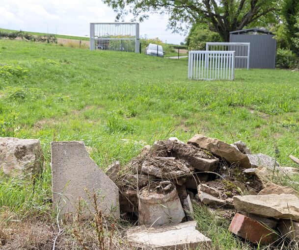 Der Schulhof in Rielingshausen bot im Sommer ein trauriges Bild. Mittlerweile sind die falschen Tore ausgetauscht. Das neue Spielgerät soll noch dieses Jahr geliefert werden.