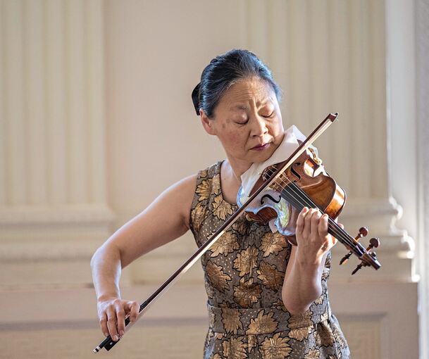 Musikalisch wie atmosphärisch stimmig: Midori im Seeschloss Monrepos.