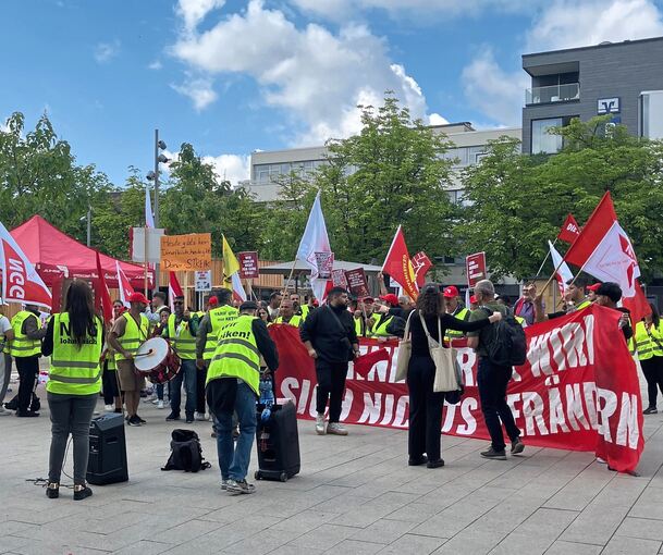 Mitarbeiter und Familienmitglieder versammelten sich am Donnerstag auf dem Arsenalpatz zum Streik.