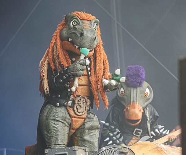 Trotz Verkleidung gut bei Stimme: Sänger Mr. Heavysaurus.