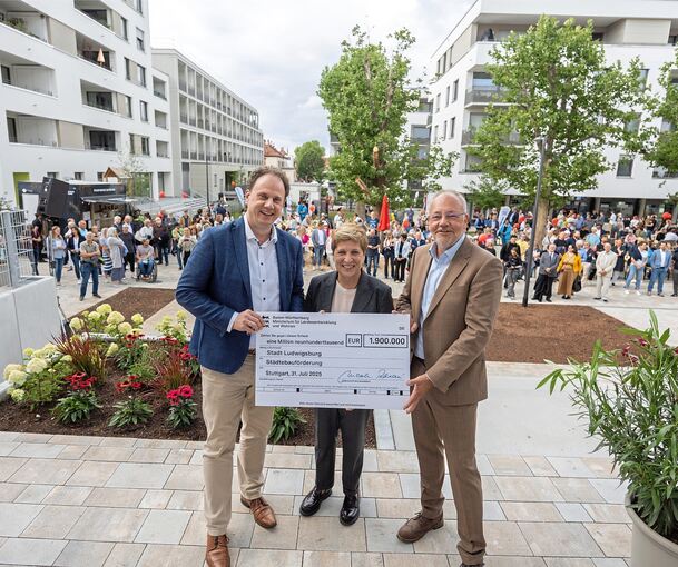 Oberbürgermeister Dr. Matthias Knecht (links) und WBL-Geschäftsführer Andreas Veit konnten sich über viel Lob von Nicole Razavi, CDU-Ministerin für Landesentwicklung und Wohnen freuen - und über Geld aus Stuttgart.