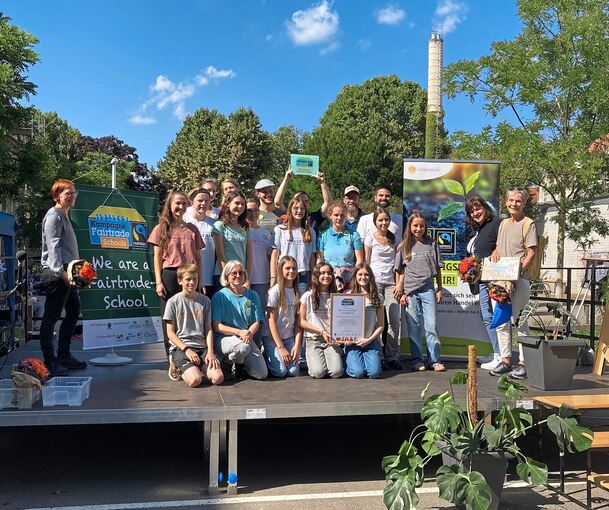Auszeichnung des Mörike-Gymnasiums als Fairtrade-Schule durch Gundula Büker im Namen von Fairtrade Deutschland.