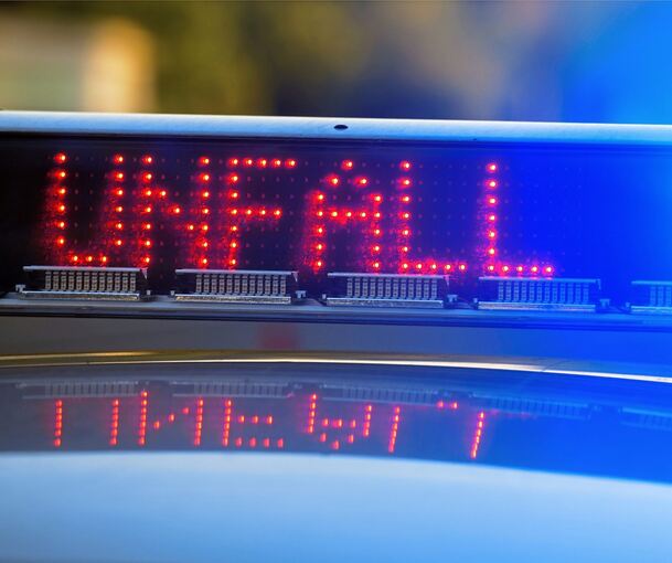 Ein 84-Jähriger verursacht einen Unfall.