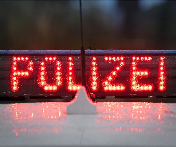 Die Polizei nimmt den Jugendlichen vorläufig fest. Die Polizei nimmt den Jugendlichen vorläufig fest.