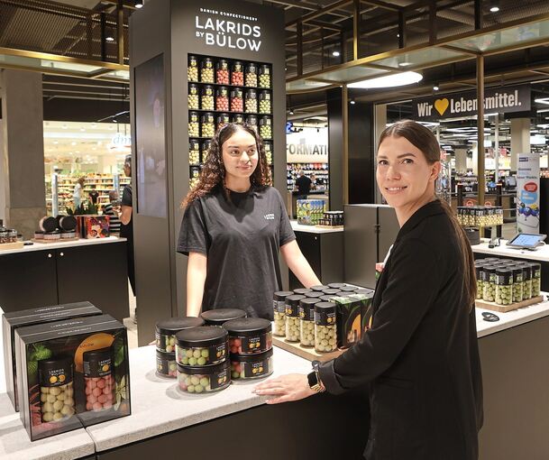 Marketingsmanagerin Rebecca Wried (rechts) am Stand von Lakrids by Bülow mit Mitarbeiterin Merjane Mahrous.