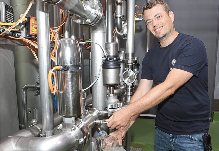 Marcel Steinwand ist Bereichsleiter Produktion bei Ensinger Sport und kontrolliert regelmäßig die Wasserqualität.