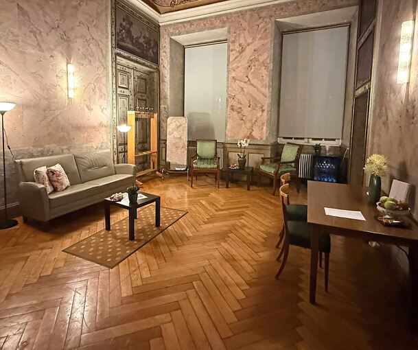 So lässt es sich aushalten. Im Bacchuszimmer sind gemütliche Sitzgarnituren für die Künstler aufgestellt worden.