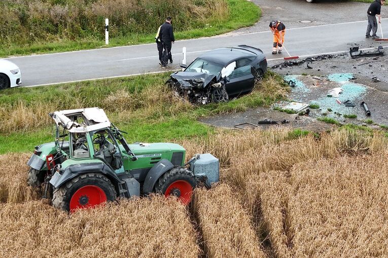 Schwerer Unfall zwischen Traktor und Auto Schwerer Unfall zwischen Traktor und Auto