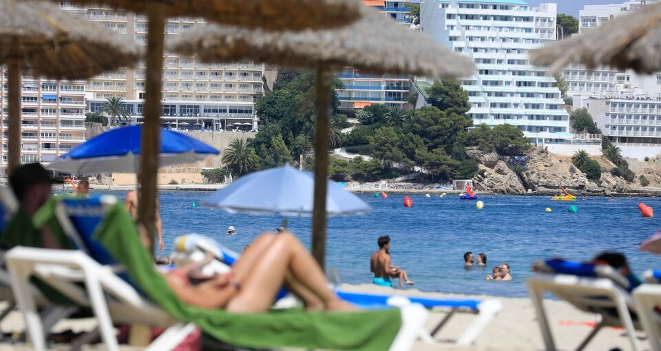 Vor der Kulisse zahlreicher Hotels entspannen Touristen am Strand Vor der Kulisse zahlreicher Hotels entspannen Touristen am Strand