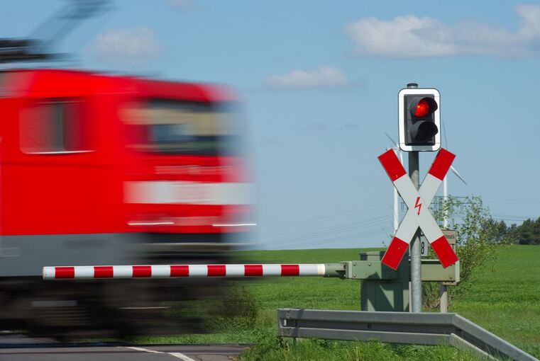 Regionalzug an Bahnübergang