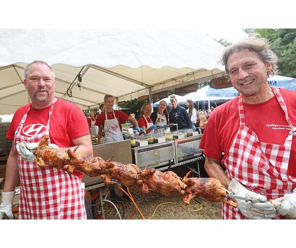 Gegrilltes und die legendären Bauchspeckbrote locken viele Besucher zum TSV.