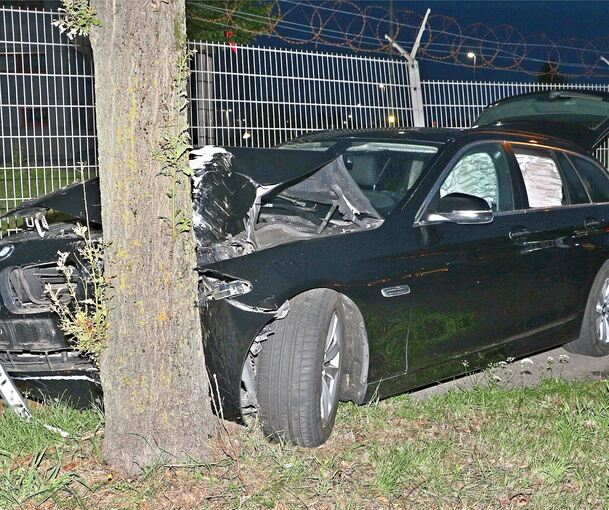Der BMW musste nach dem Unfall abgeschleppt werden.