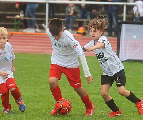Am Sonntagnachmittag gehörte das Spielfeld beim „Junior-Cup“ den Jüngsten.Foto: Ramona Theiss Am Sonntagnachmittag gehörte das Spielfeld beim „Junior-Cup“ den Jüngsten.