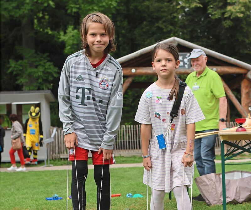 Auch die Spielparcours wie Stelzenlauf und Sackhüpfen waren beliebt. Auch die Spielparcours wie Stelzenlauf und Sackhüpfen waren beliebt.