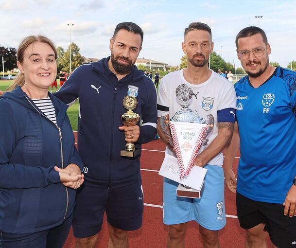 Chefredakteurin Ulrike Trampus übergab den Pokal. Chefredakteurin Ulrike Trampus übergab den Pokal.