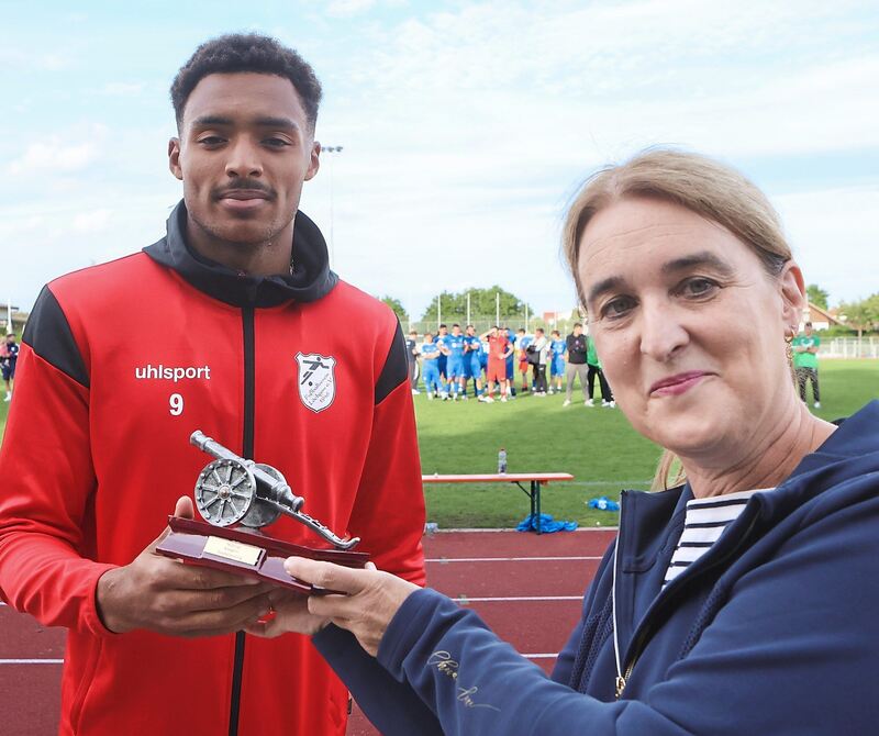 Torschützenkönig wurde Justin Sylla vom FV Löchgau II mit fünf Treffern. Ulrike Trampus, Chefredakteurin der Ludwigsburger Kreiszeitung und des Neckar- und Enzboten, zeichnete ihn aus.