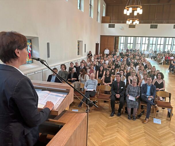 EH-Rektorin Andrea Dietzsch spricht zu den Absolventinnen und Absolventen.