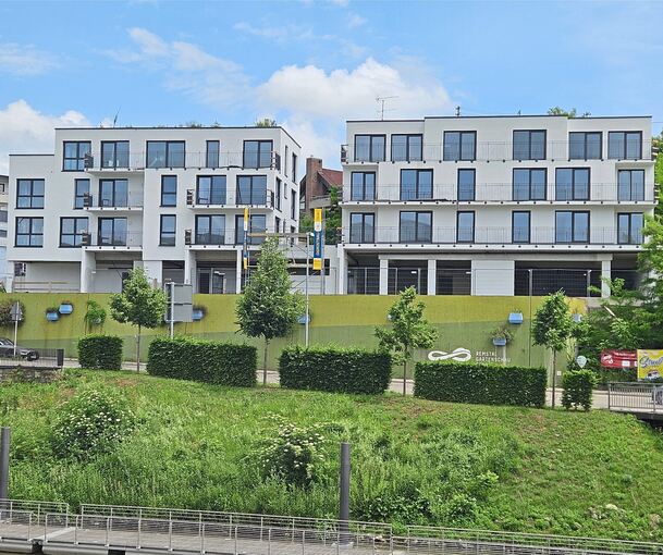 An den beiden Wohnhäusern in der Schickhardtstraße in Neckarrems darf weitergebaut werden.