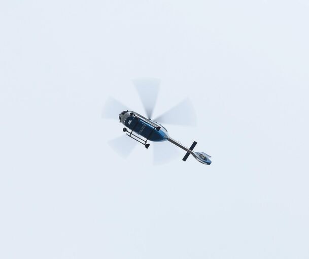 Ein Polizeihubschrauber wie dieser kreist am Montagmittag über Ludwigsburg.