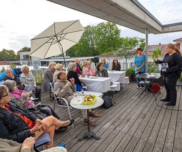 Am Anfang referiert Autorin Katja Goll (rechts) auf der lauschigen Dachterrasse. Nicht nur Elfriede Steinwand-Hebenstreit, Gastgeberin des Literatursalons (Zweite von rechts), und die Gäste lauschen und ziehen später ins gemütliche Wohnzimmer um.