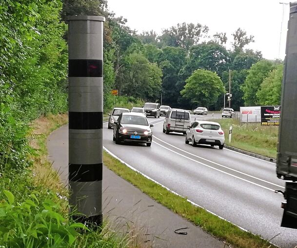 Seit Ende 2024 wird an der B10 in der Ortsdurchfahrt von Enzweihingen mit stationären Anlagen geblitzt. Sie lösen rund 1500-mal im Monat aus.