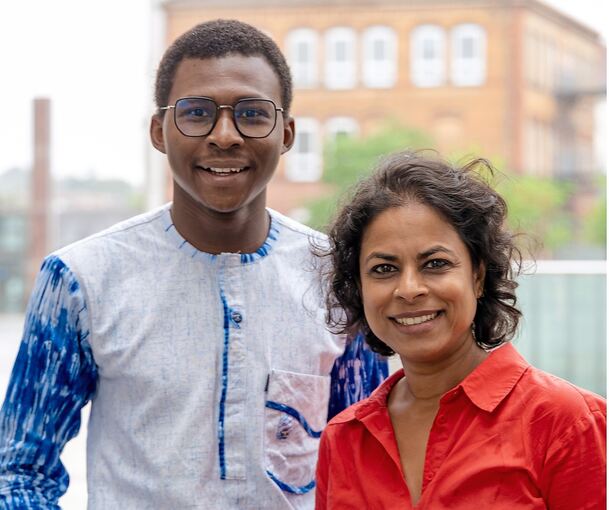 Elvis Tegwende Bado (links) aus Burkina Faso mit Projektmanagerin Suatha Dovgal von der Filmakademie.