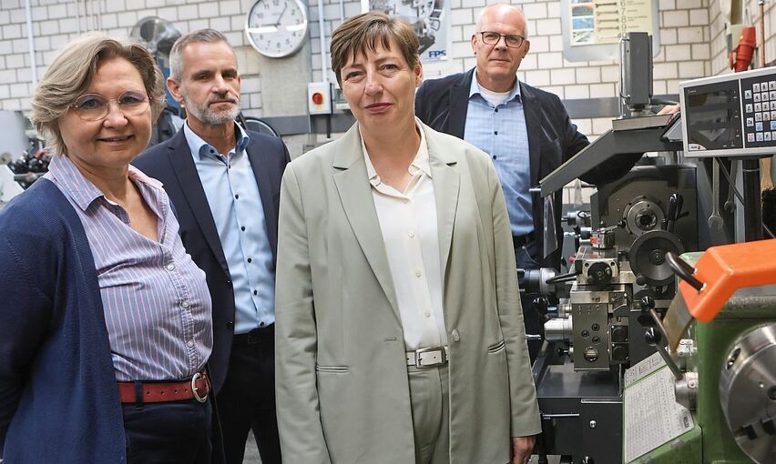 „Wir betrachten die geplanten Einschnitte mit Sorge“: Die Schulleiterinnen Andrea Theile-Stadelmann (links) und Sabine Haveneth sowie ihre Kollegen Oliver Schmider und Stefan Ranzinger (rechts).
