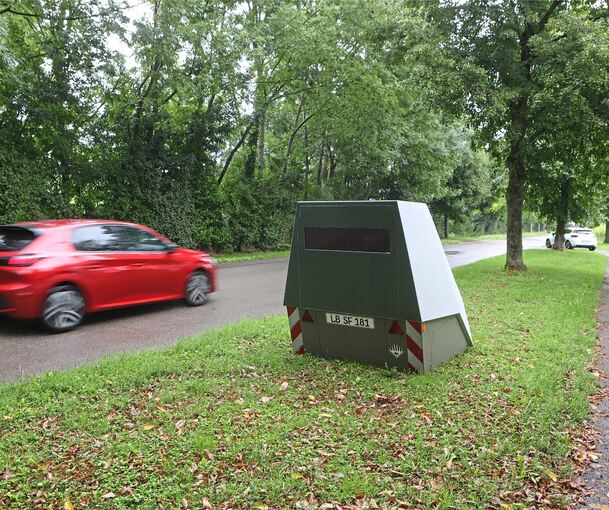 Blitzeranhänger in der Wernerstraße in Freiberg: Seit rund zwei Monaten geht die Stadt gemeinsam mit dem Nachbarn Pleidelsheim gegen Raser vor.