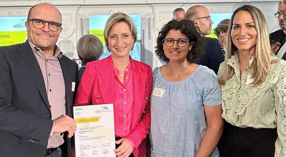 Feierstunde im Neuen Schloss Stuttgart. Das Bild zeigt Markus Stammberger, Inhaber und Geschäftsführer von Brillen Mosqua, Wirtschaftsministerin Nicole Hoffmeister-Kraut, Sandra Stammberger und Mosqua-Mitarbeiterin Tatjana Chirico (von links).