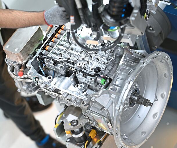 Blick in die ZF-Montage: In der Industrie häufen sich die Stellenstreichungen.